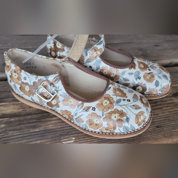 MON PETIT / RYLEE AND CRU Other - MON PETIT / RYLEE AND CRU SZ 9c VGUC CREAM FLORAL / BLOOM  Print Shoes